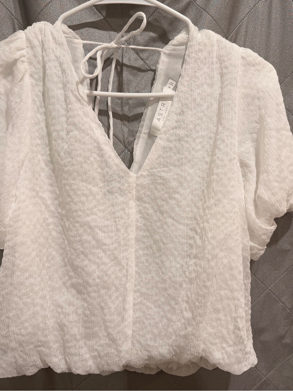 Astr White Textured V-Neck Tie-Back Puff Sleeve Blouse